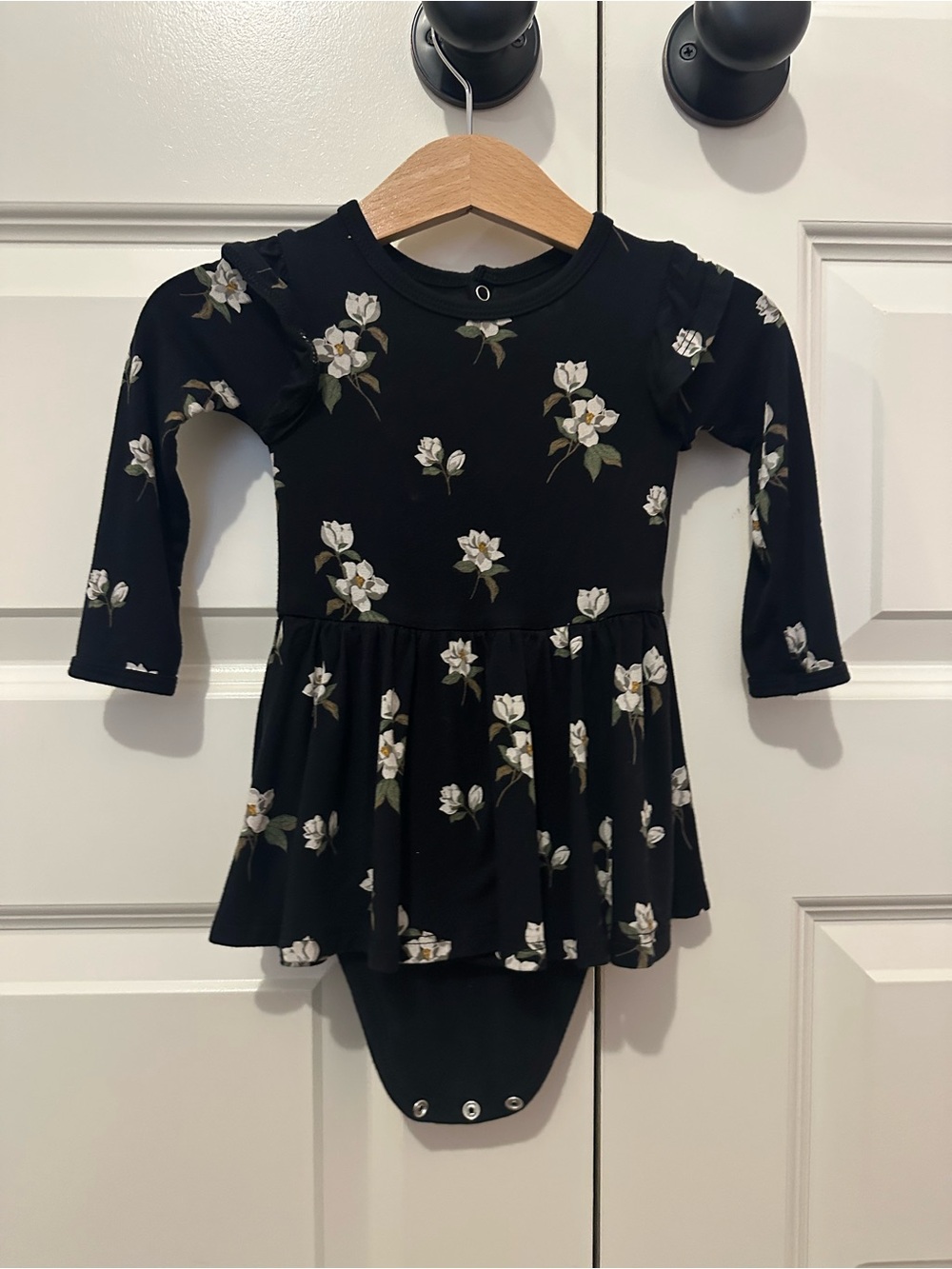 Kyte BABY Black Floral Long Sleeve Bodysuit with White Roses 6-12 Months